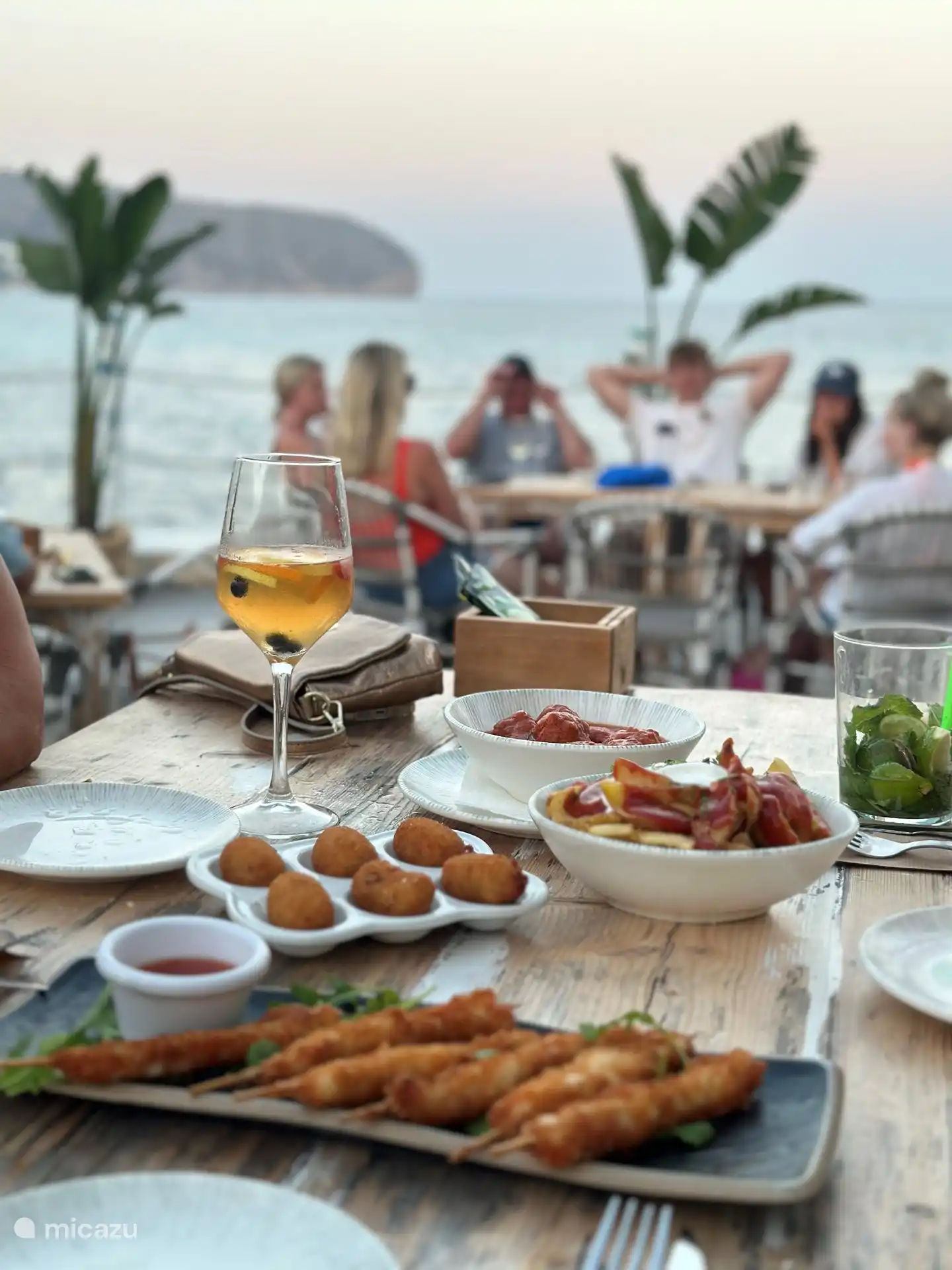 Mit einer langen Küste und unzähligen Stränden sollten Sie sich eine Vielzahl von Strandbars und unterhaltsamen Anlässen nicht entgehen lassen. Kommen Sie auf das Festland von Ibiza und genießen Sie erschwingliche Preise in der gleichen Atmosphäre.