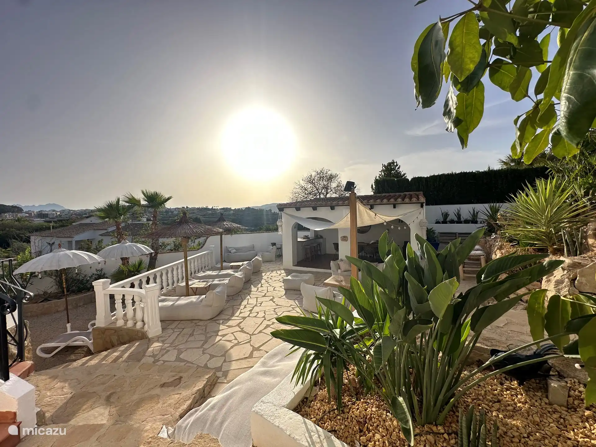 Mit verschiedenen Niveauunterschieden und entsprechenden Sitzplätzen ist immer für jeden ein schönes Plätzchen dabei.