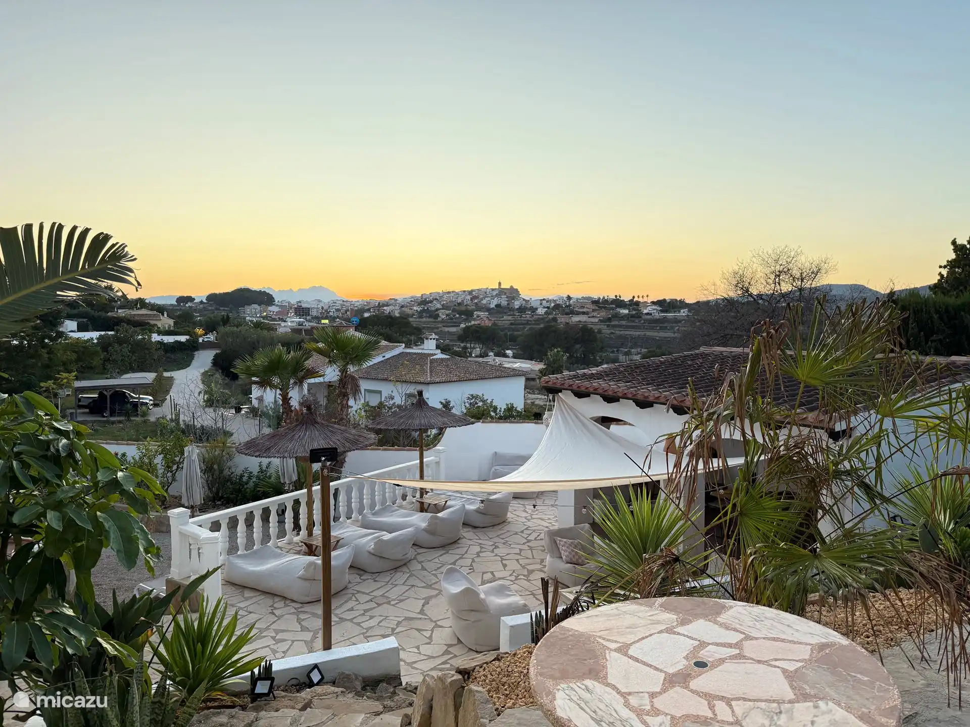 Mit verschiedenen Niveauunterschieden und entsprechenden Sitzplätzen ist immer für jeden ein schönes Plätzchen dabei.