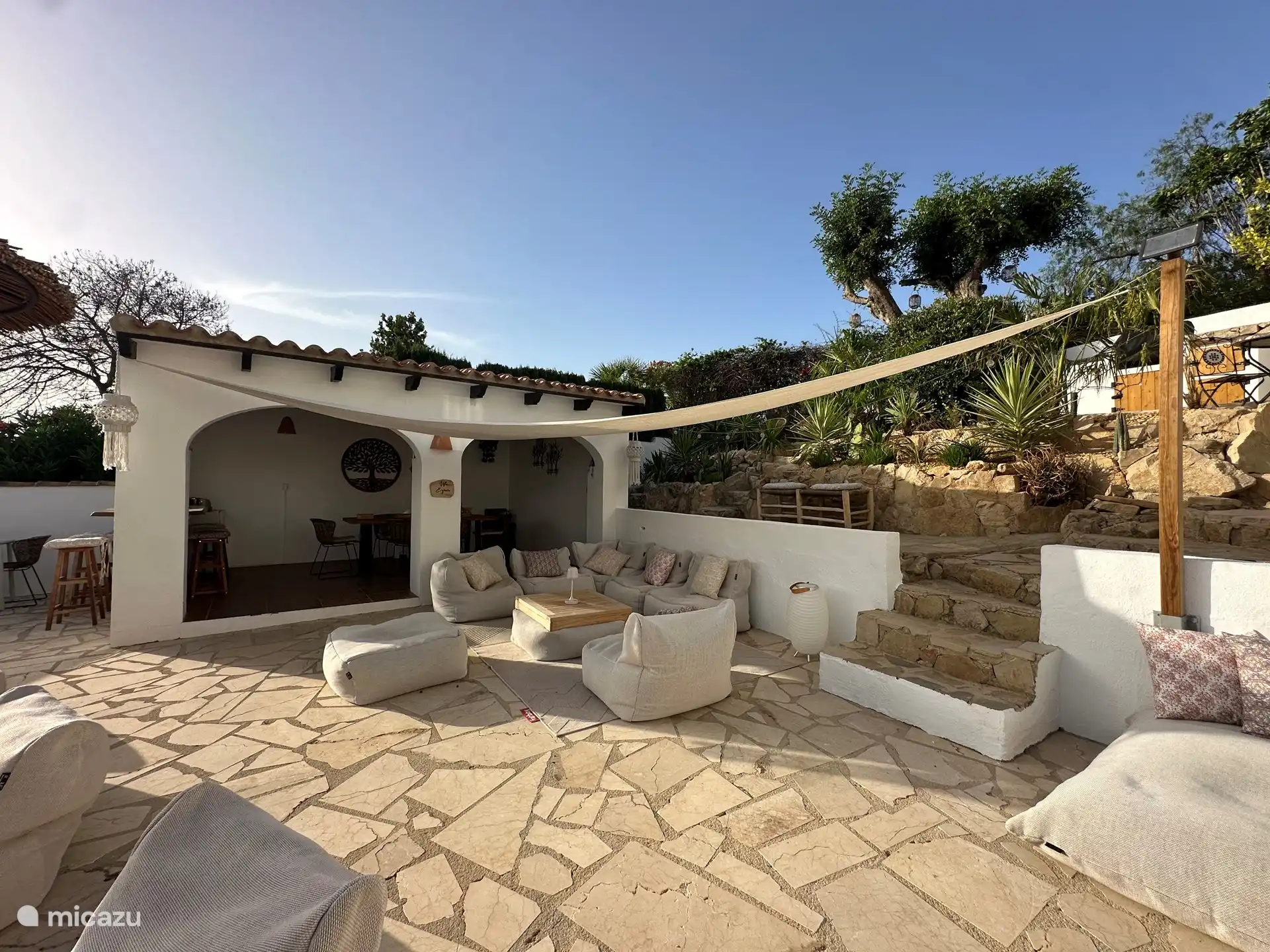 Eine schöne Terrasse für viele Gäste.