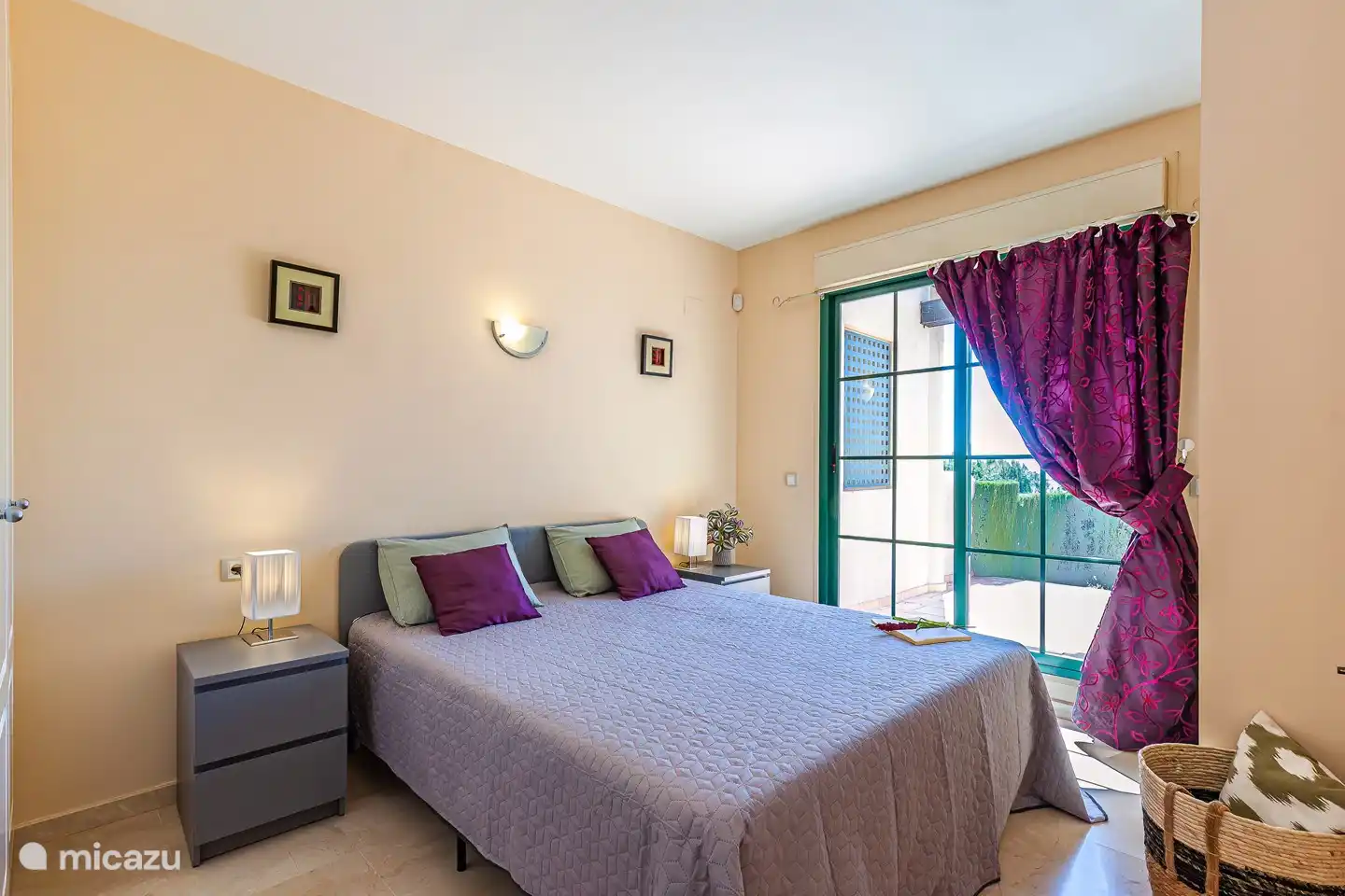 Geräumiges erstes Schlafzimmer mit Doppelbett und Einbauschränken. Auch mit Badezimmer en suite verbunden. Glasschiebetüren zur Terrasse und Aussicht