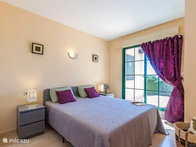 Casa vista mar Finestrat con jardín en España, Costa Blanca, Finestrat - apartamento Amplio primer dormitorio con cama de matrimonio y armarios empotrados. También comunicado con baño en suite. Puertas corredizas de vidrio a la terraza y vistas.