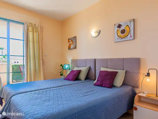 Casa vista mar Finestrat con jardín en España, Costa Blanca, Finestrat - apartamento Amplio segundo dormitorio con 2 camas individuales, armario empotrado, puertas correderas de cristal a la terraza y vistas.