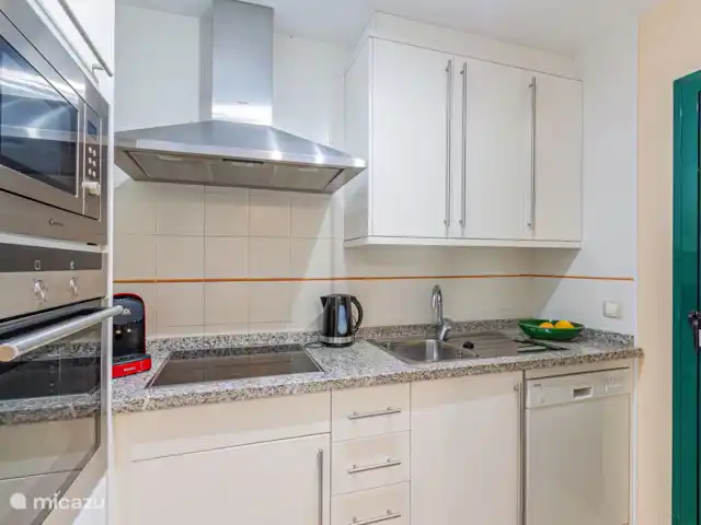 Casa vista mar Finestrat con jardín en España, Costa Blanca, Finestrat - apartamento Cocina con diversas instalaciones como horno, microondas, cafetera espresso, tetera