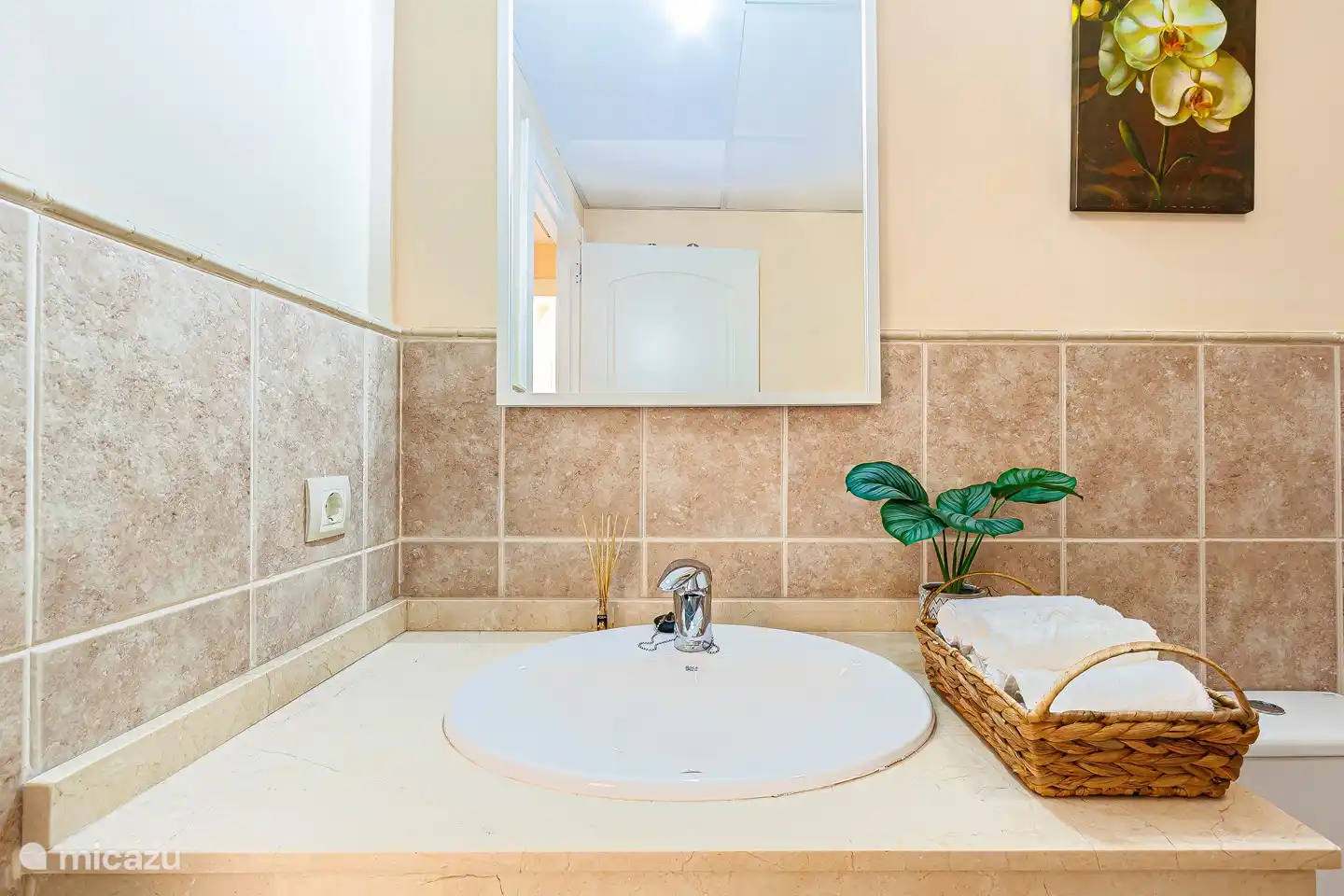 2 Badezimmer. Dieses abgebildete Badezimmer verfügt über ein Waschbecken, eine Toilette, ein Bidet und eine Badewannen-Dusch-Kombination. 