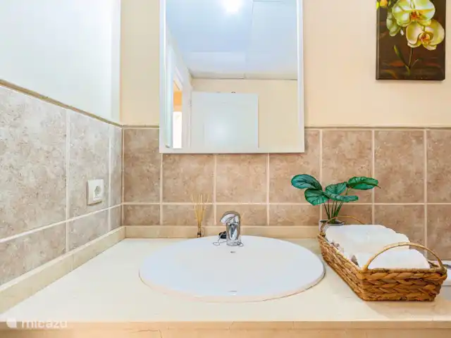 Casa vista mar Finestrat con jardín en España, Costa Blanca, Finestrat - apartamento 2 baños. Este baño de la foto tiene un lavabo, inodoro, bidé y una combinación de bañera y ducha.