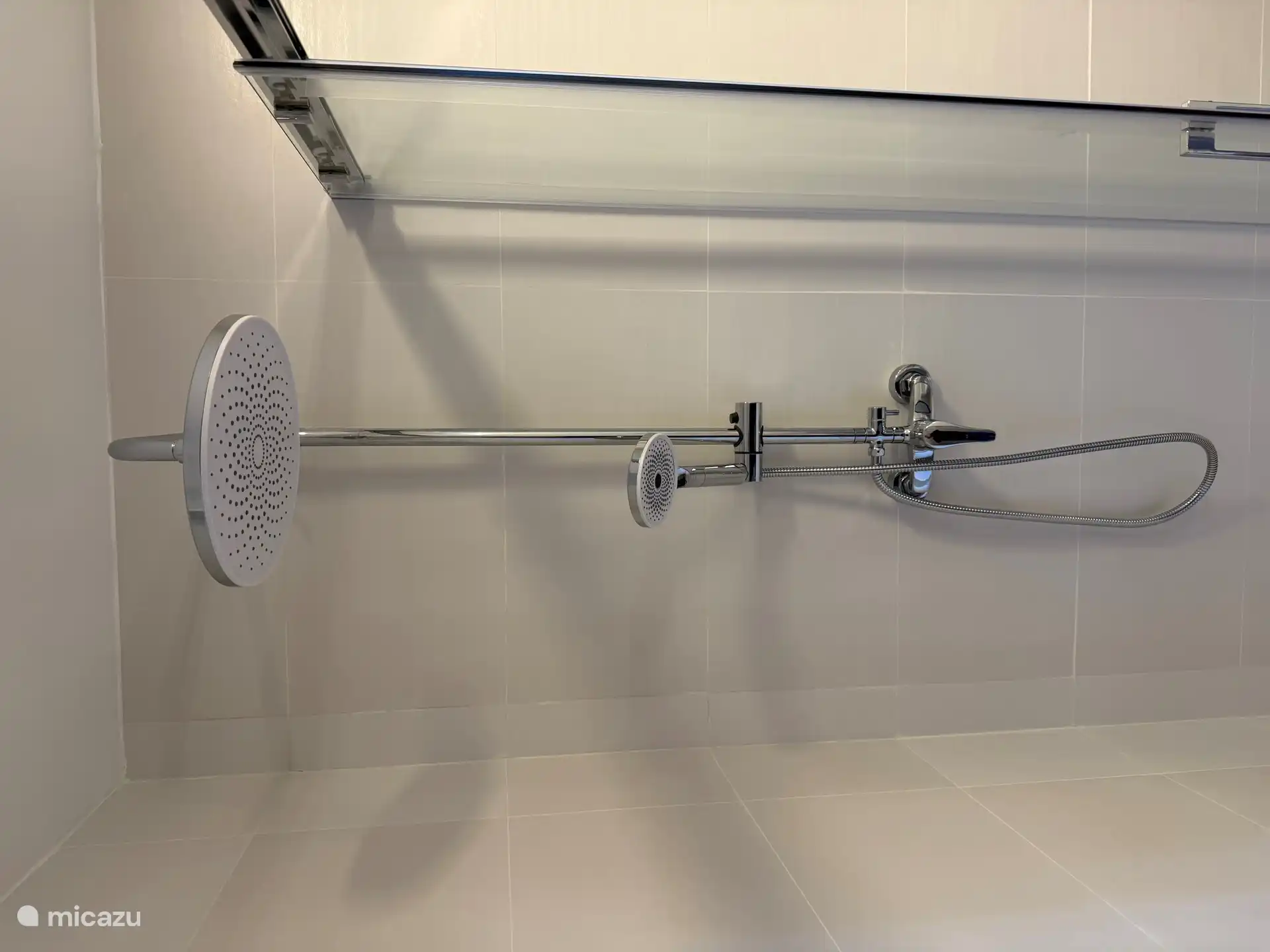 2 Badezimmer. Dieses 2. (ensuite) Badezimmer wurde im Jahr 2025 renoviert und mit Waschbecken, WC, Bidet und einer ebenerdigen Dusche ausgestattet.