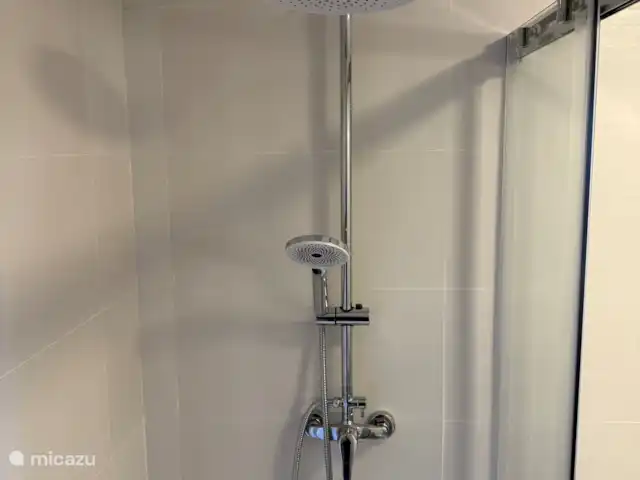 Casa vista mar Finestrat con jardín en España, Costa Blanca, Finestrat - apartamento 2 baños. Este 2º baño (en suite) fue renovado en 2025 y está equipado con lavabo, inodoro, bidé y ducha a ras de suelo.