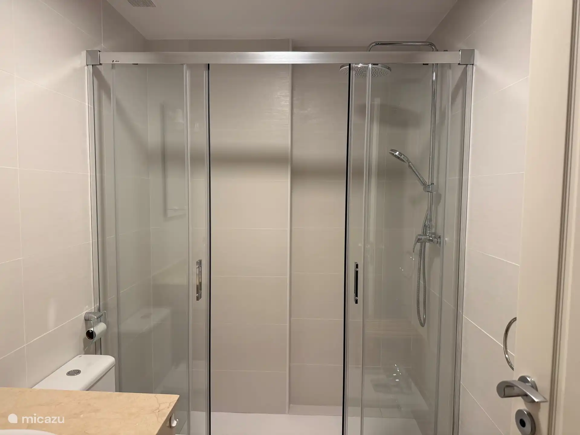 2 Badezimmer. Dieses 2. (ensuite) Badezimmer wurde im Jahr 2025 renoviert und mit Waschbecken, WC, Bidet und einer ebenerdigen Dusche ausgestattet.