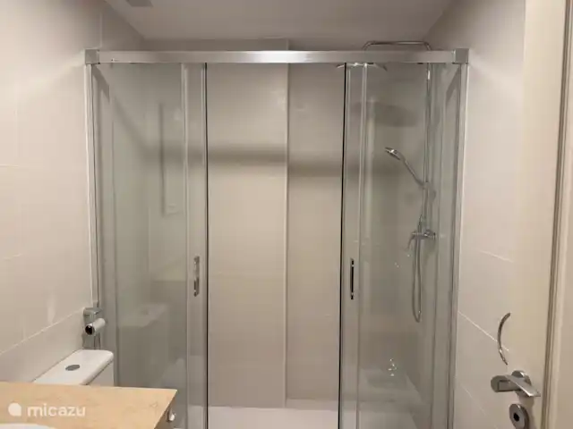 Casa vista mar Finestrat con jardín en España, Costa Blanca, Finestrat - apartamento 2 baños. Este 2º baño (en suite) fue renovado en 2025 y está equipado con lavabo, inodoro, bidé y ducha a ras de suelo.