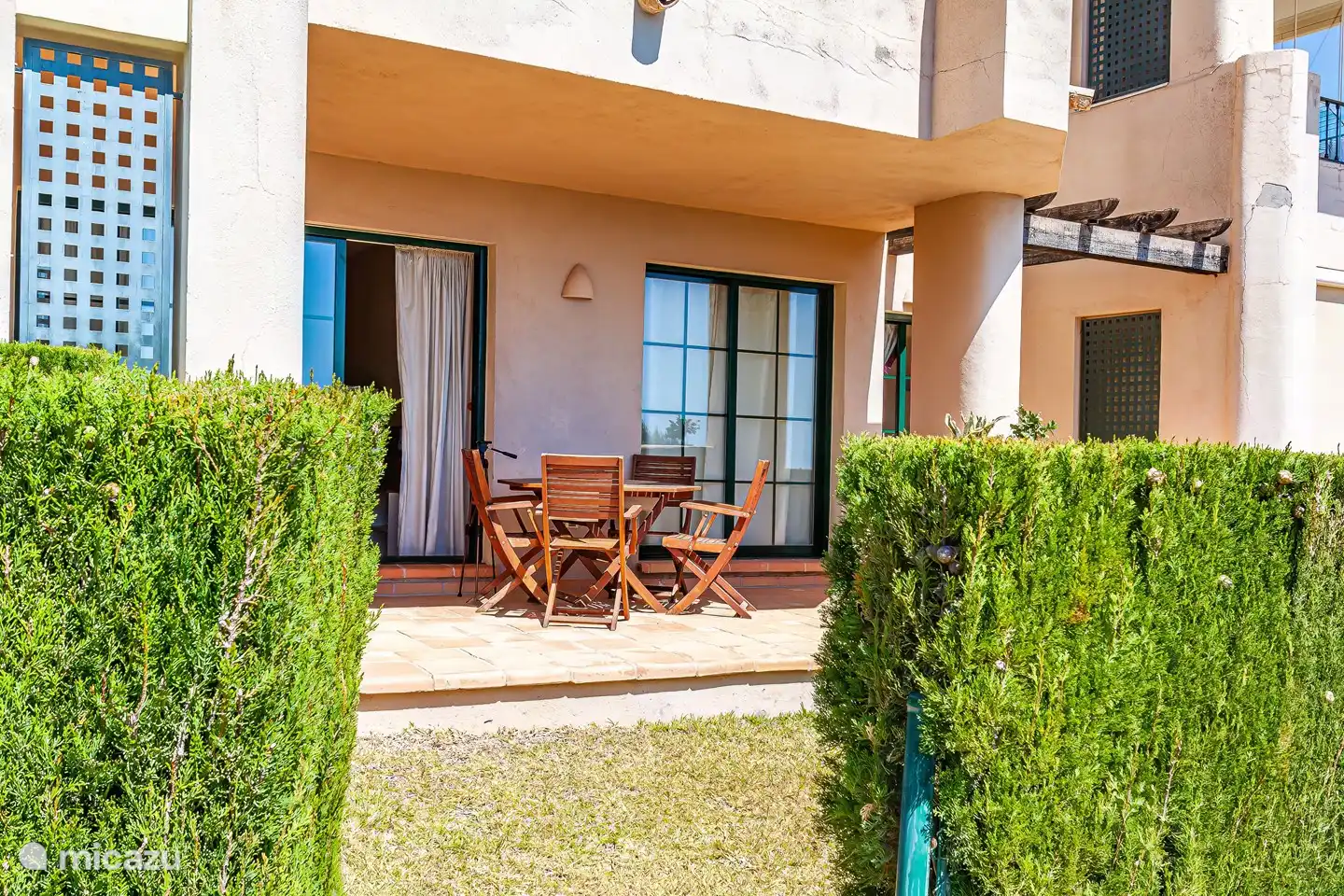 Direkter Zugang zum Gemeinschaftsgarten und Swimmingpool. Ausreichend Privatsphäre im eigenen Garten, da die Wohnung an der Ecke liegt.