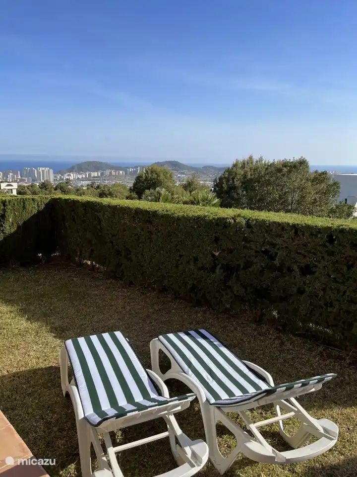 Ausreichend Sonnenliegen vorhanden.