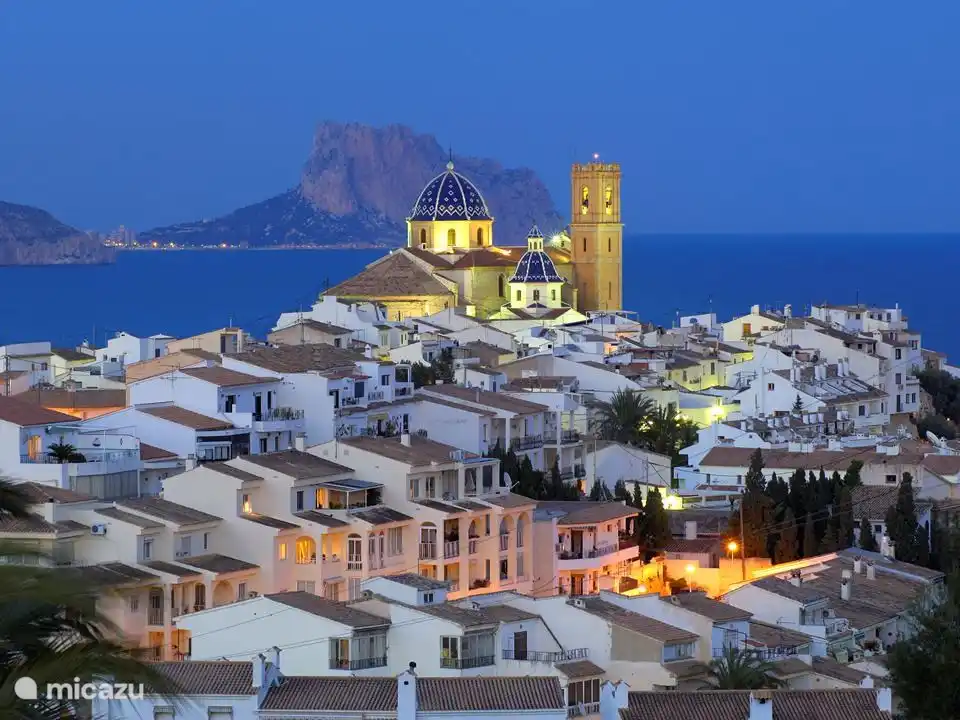 Altea mit Calpe im Hintergrund.