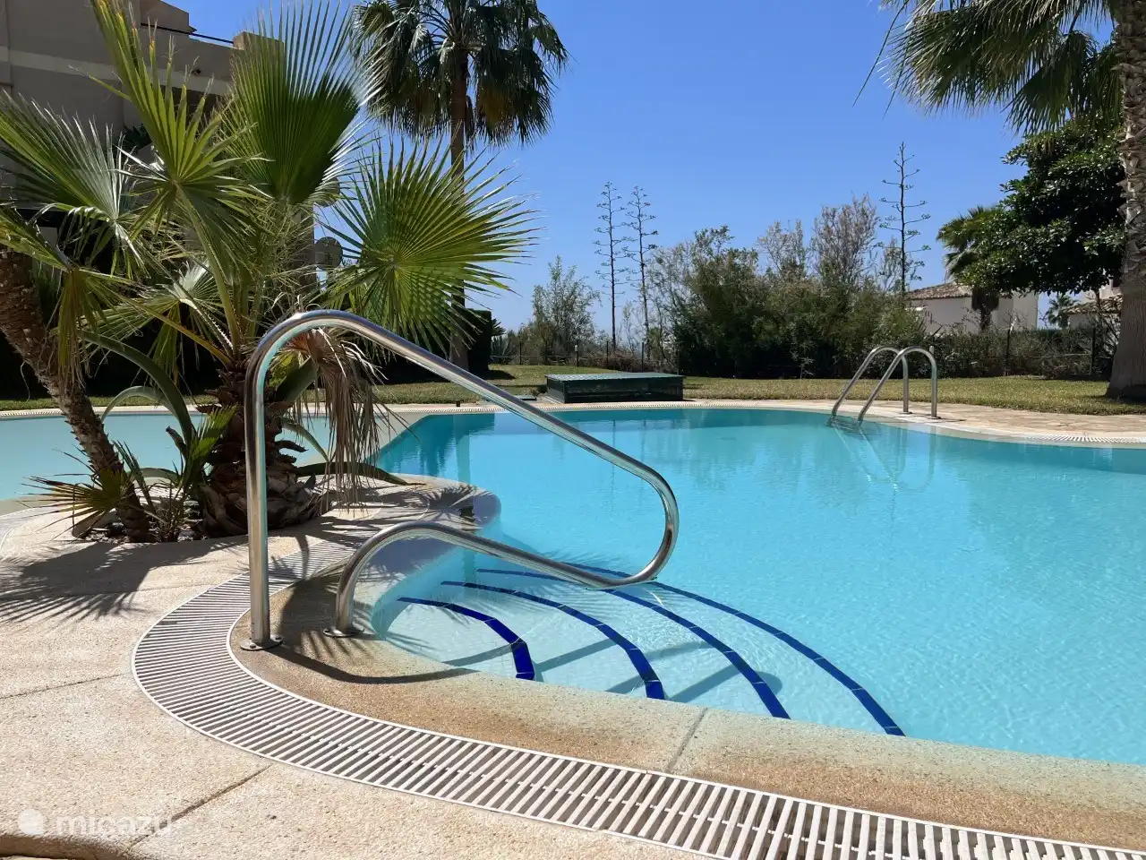 Schwimmbad auch von der Terrasse aus zugänglich.