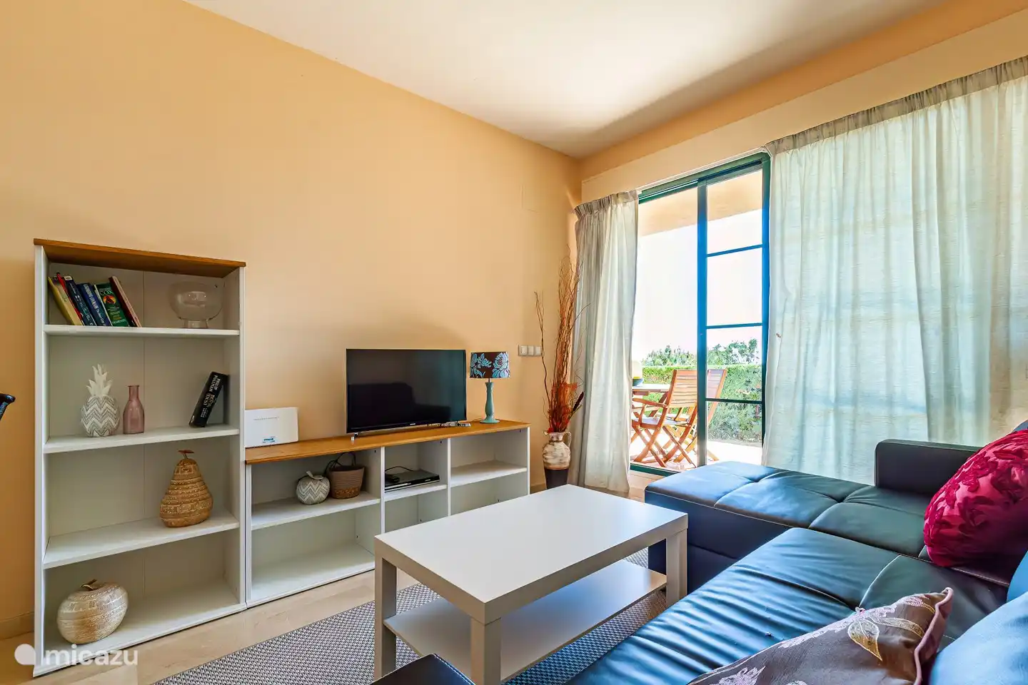 Lounge-Sofa, Smart-TV (40 Zoll)