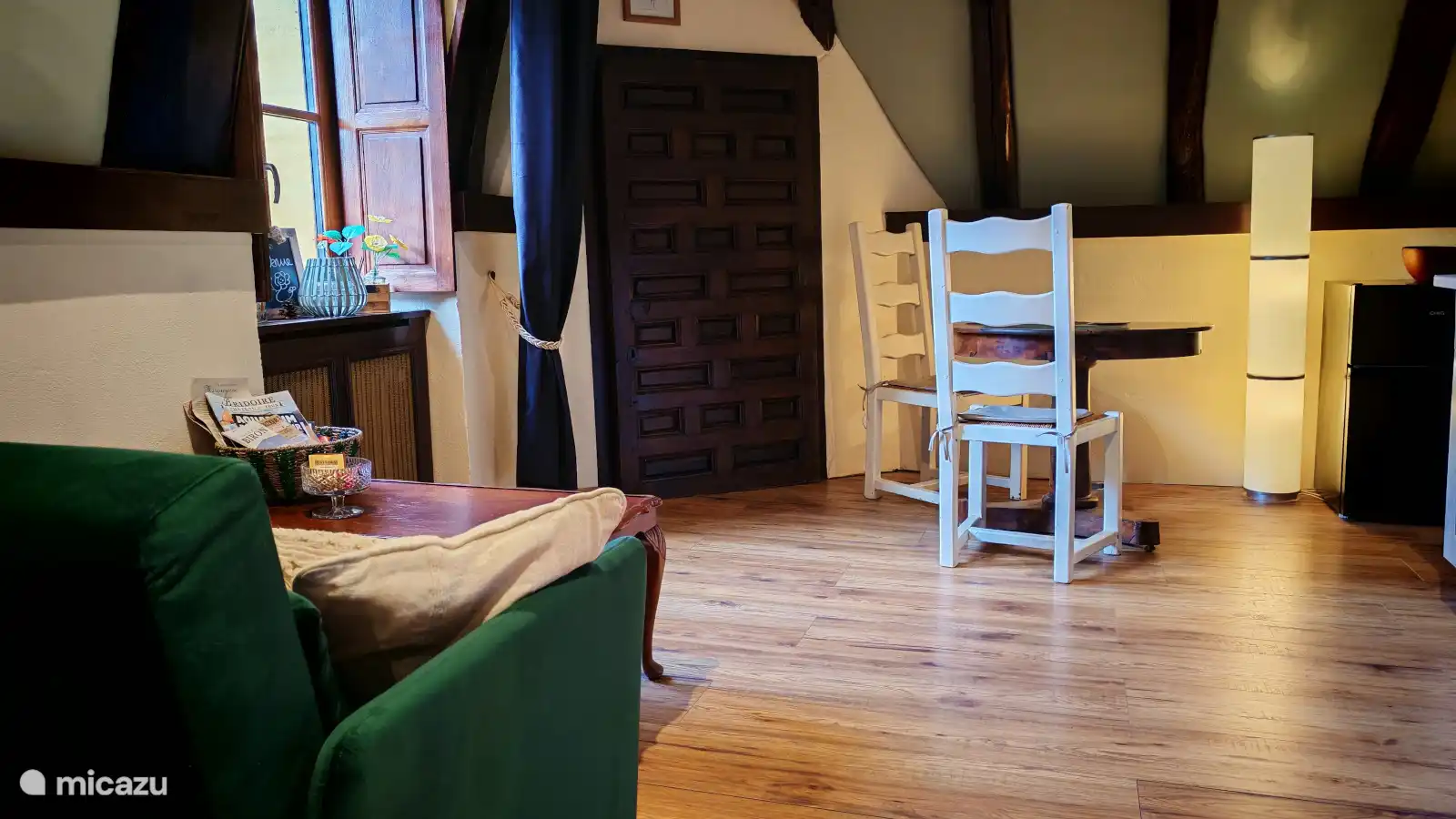 Gezellige cozy woonruimte met open keuken. perfect voor 2 personen.