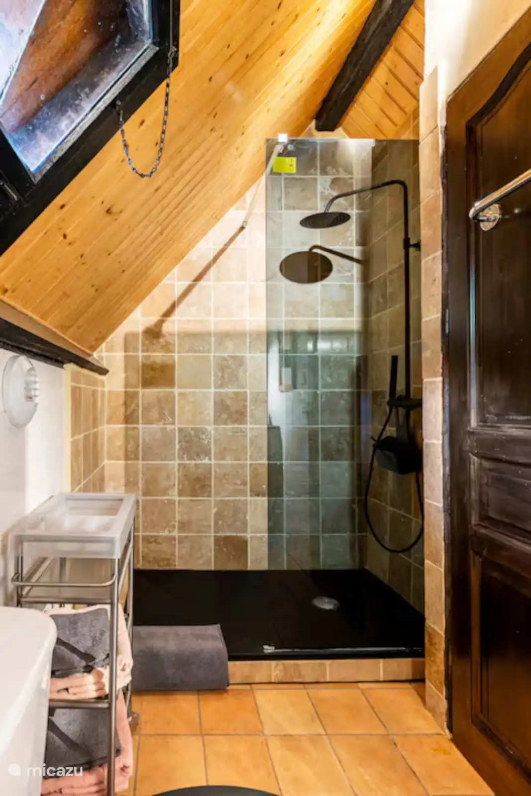 Inloop douche. Studio met privé badkamer