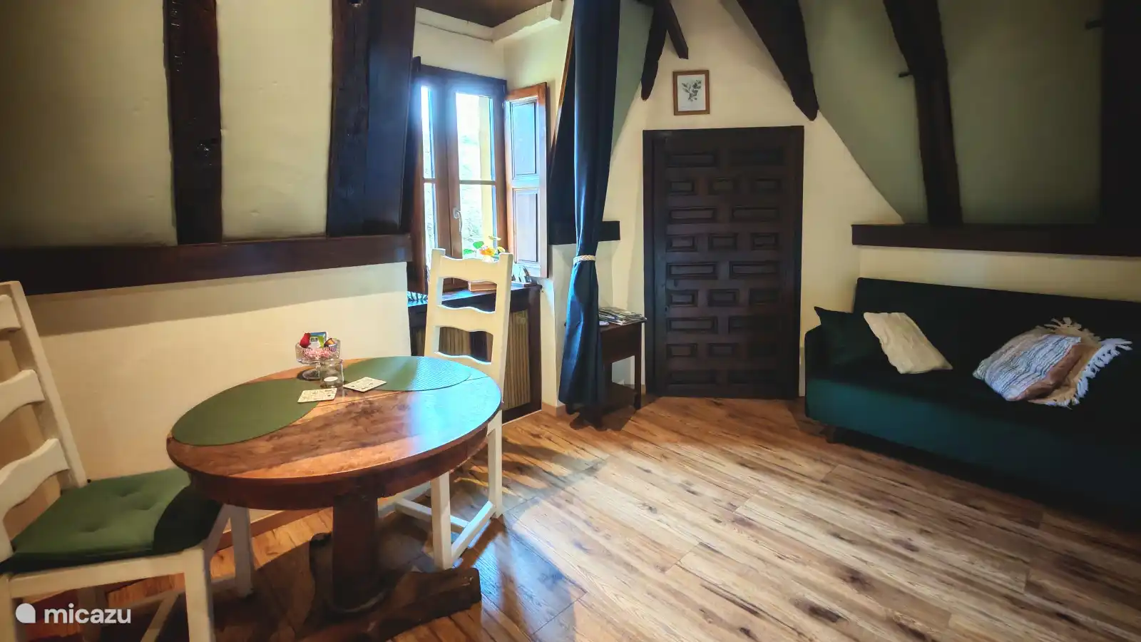 Wohnbereich und Essbereich. Studio Vert d'Eau