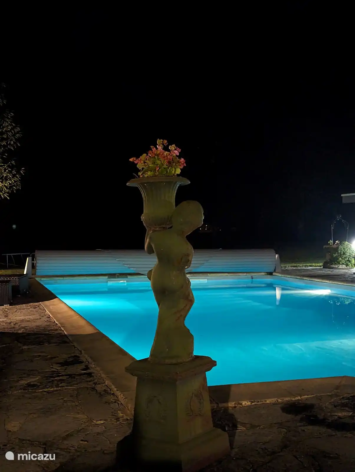 Schwimmbad bei Nacht