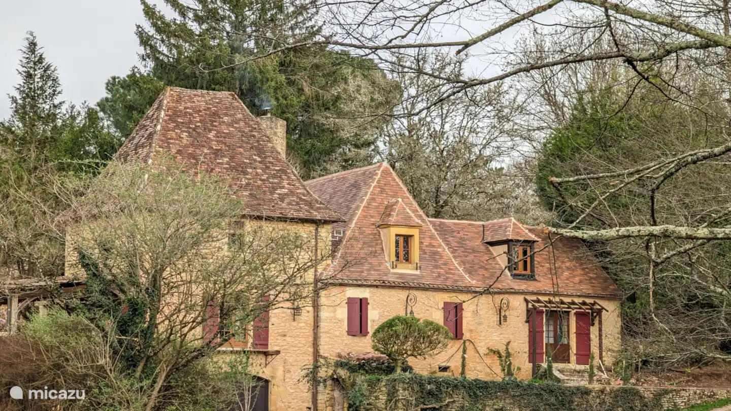 Haupthaus von der Straße aus gesehen, rechts im Dachgeschoss die Studios