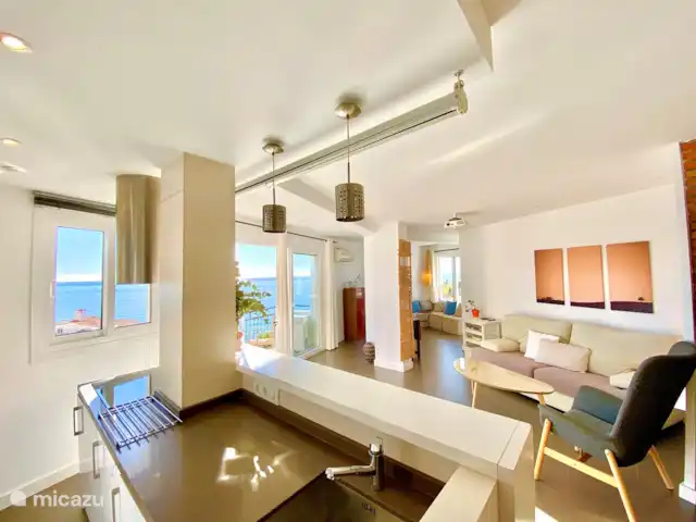 Modern uit elkaar prachtig 180º uitzicht op zee huren in Spanje, Costa del Sol, Nerja - appartement ruime woonkamer en keuken
