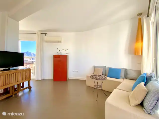 Modern uit elkaar prachtig 180º uitzicht op zee huren in Spanje, Costa del Sol, Nerja - appartement TV-hoek in de woonkamer