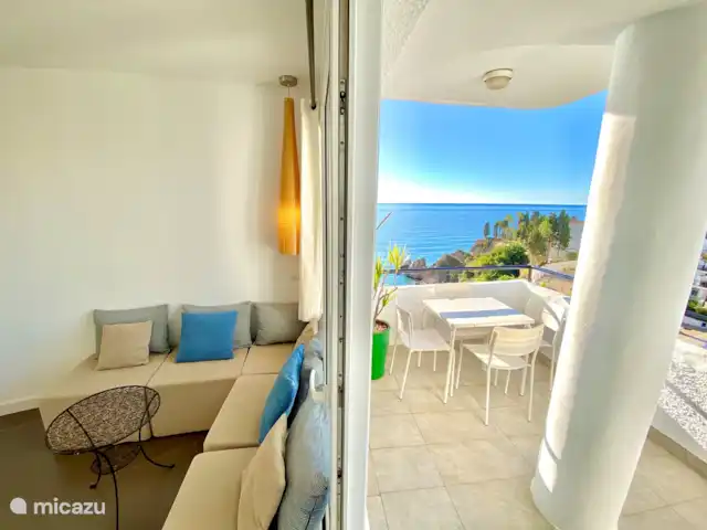Modern uit elkaar prachtig 180º uitzicht op zee huren in Spanje, Costa del Sol, Nerja - appartement TV-hoek en terras