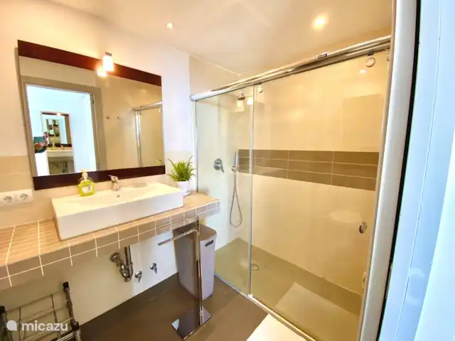 Modern uit elkaar prachtig 180º uitzicht op zee huren in Spanje, Costa del Sol, Nerja - appartement badkamer in suite