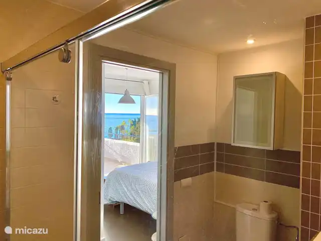 Modern uit elkaar prachtig 180º uitzicht op zee huren in Spanje, Costa del Sol, Nerja - appartement uitzicht vanuit de douche