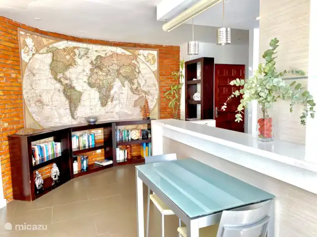 Modern uit elkaar prachtig 180º uitzicht op zee huren in Spanje, Costa del Sol, Nerja - appartement bibliotheek en bar van de keuken