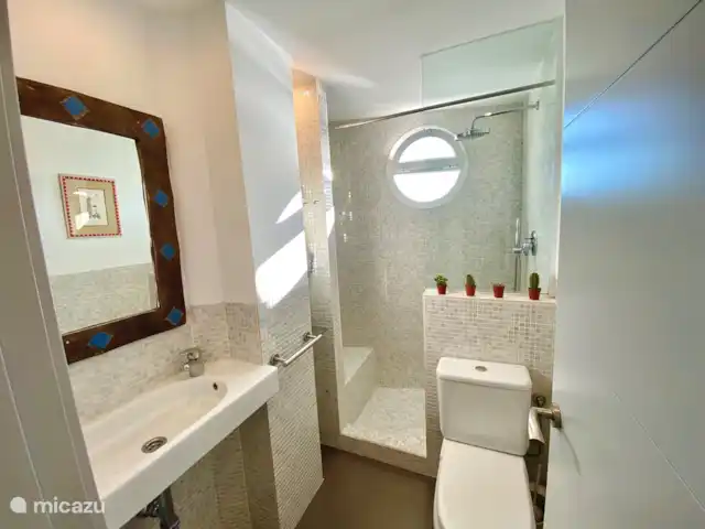 Modern uit elkaar prachtig 180º uitzicht op zee huren in Spanje, Costa del Sol, Nerja - appartement badkamer