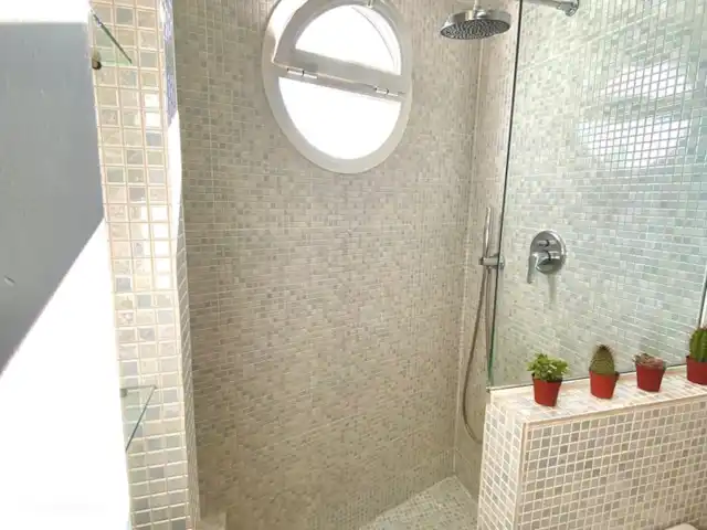 Modern uit elkaar prachtig 180º uitzicht op zee huren in Spanje, Costa del Sol, Nerja - appartement douche badkamer