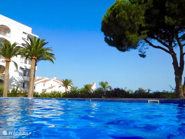 Modern uit elkaar prachtig 180º uitzicht op zee huren in Spanje, Costa del Sol, Nerja - appartement zwembad en het appartement op de rechterbovenhoek