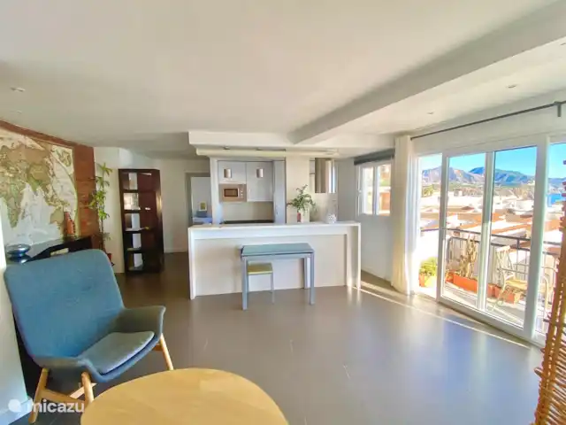 Modern uit elkaar prachtig 180º uitzicht op zee huren in Spanje, Costa del Sol, Nerja - appartement woonkamer en keuken