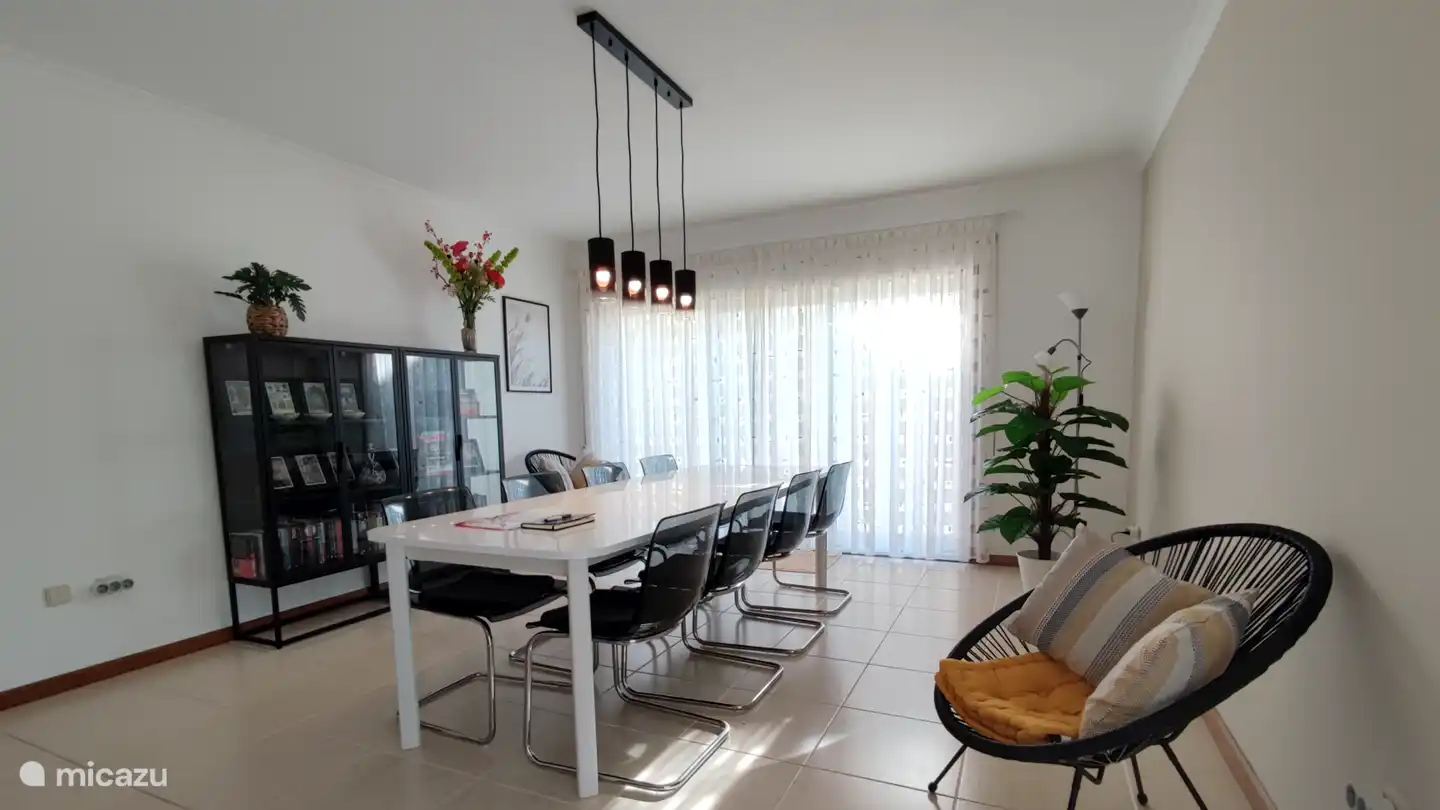 Moderner und großer Esstisch