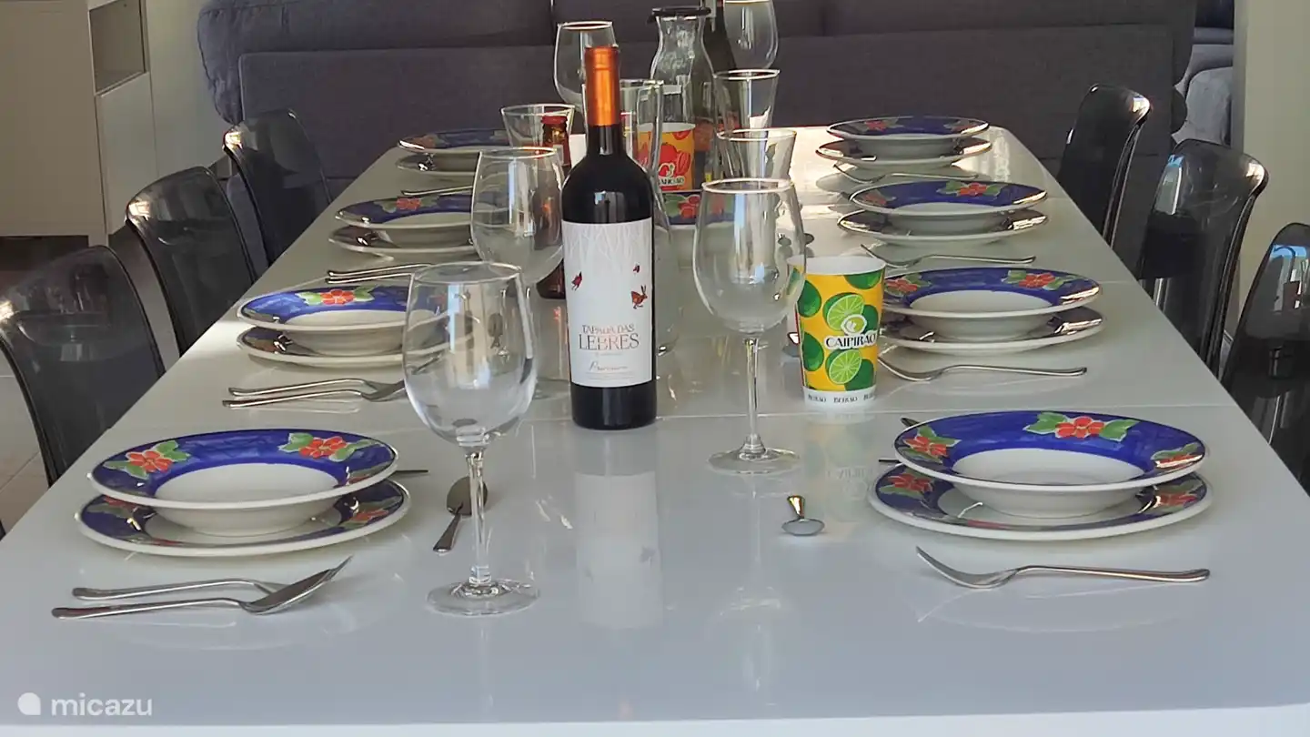 Der Tisch ist groß, du machst den Spaß.