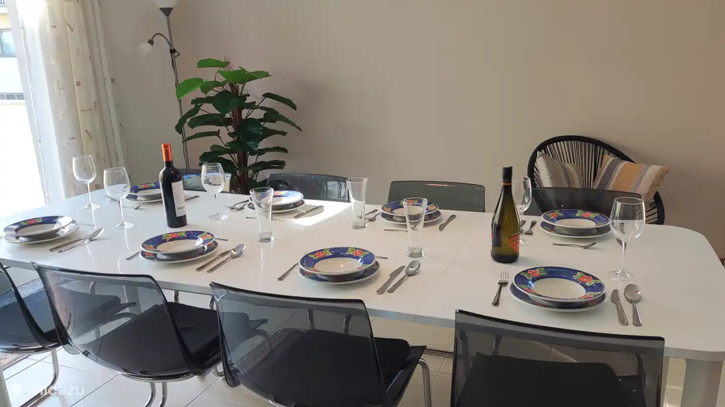 Auch mit 8 Personen am Tisch viel Platz.