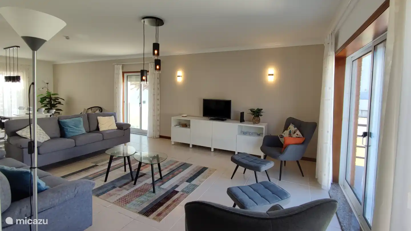 Raum und Licht im modernen Wohnzimmer.