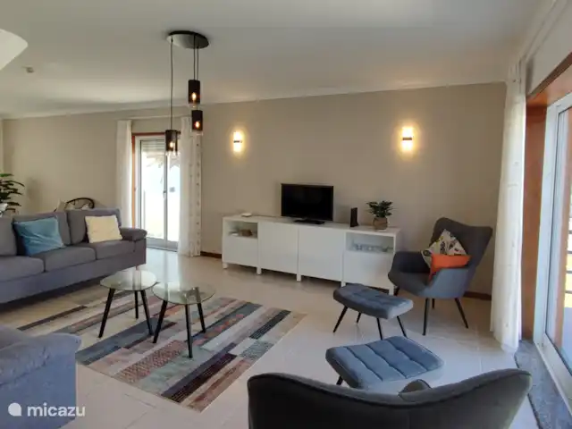 Vista das Dunas huren in Portugal, Costa Verde, Praia da Vagueira - vakantiehuis Ruimte en licht in de modern ingerichte woonkamer.