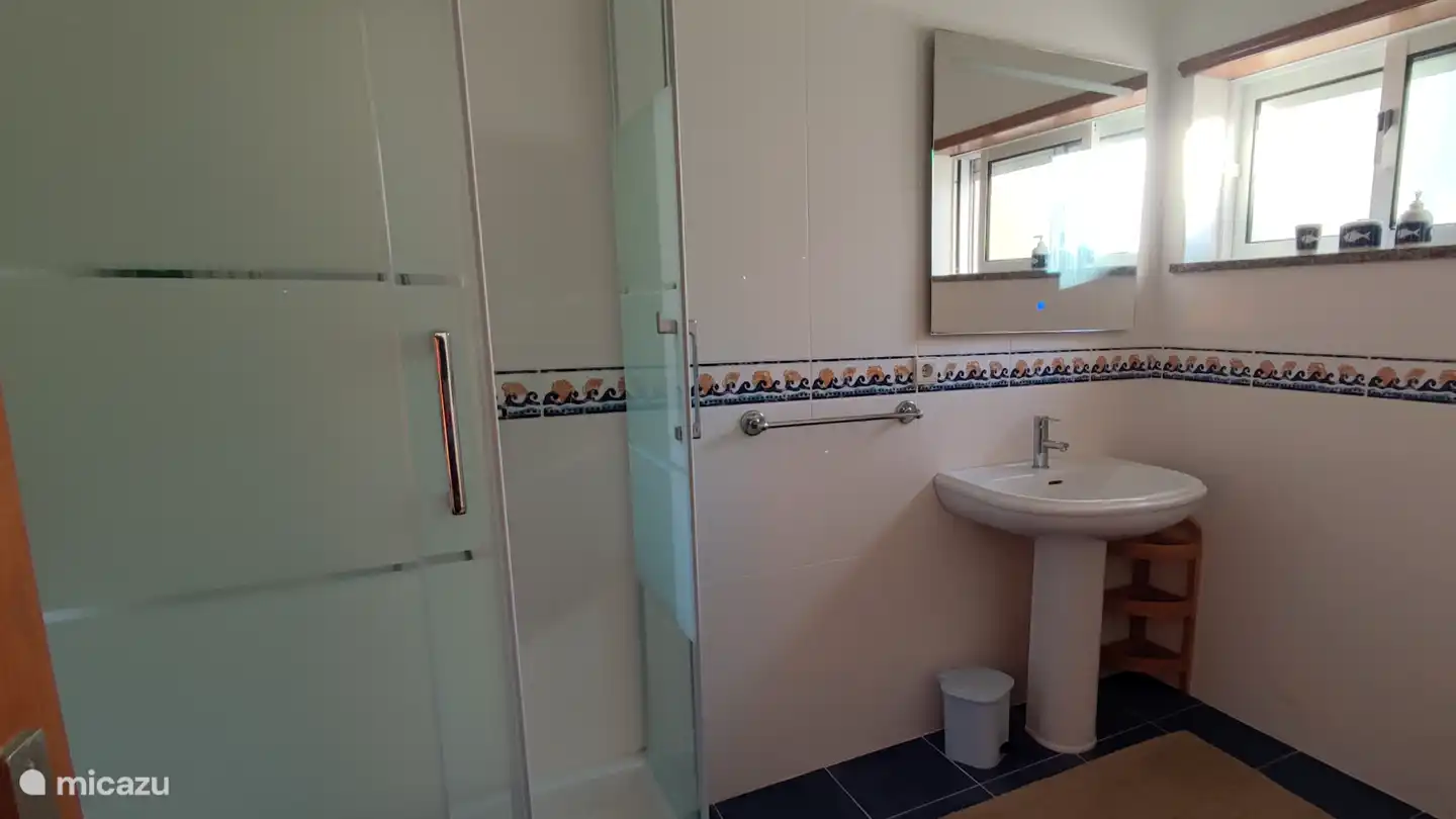 In diesem Badezimmer möchte man unbedingt duschen.