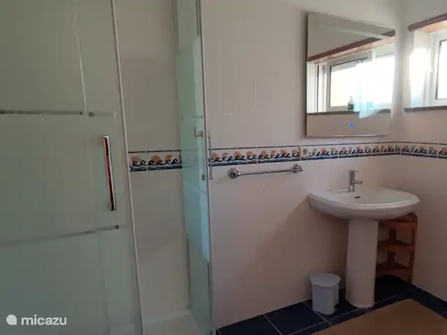 Vista das Dunas huren in Portugal, Costa Verde, Praia da Vagueira - vakantiehuis In deze badkamer wil je zeker lekker een douche nemen.