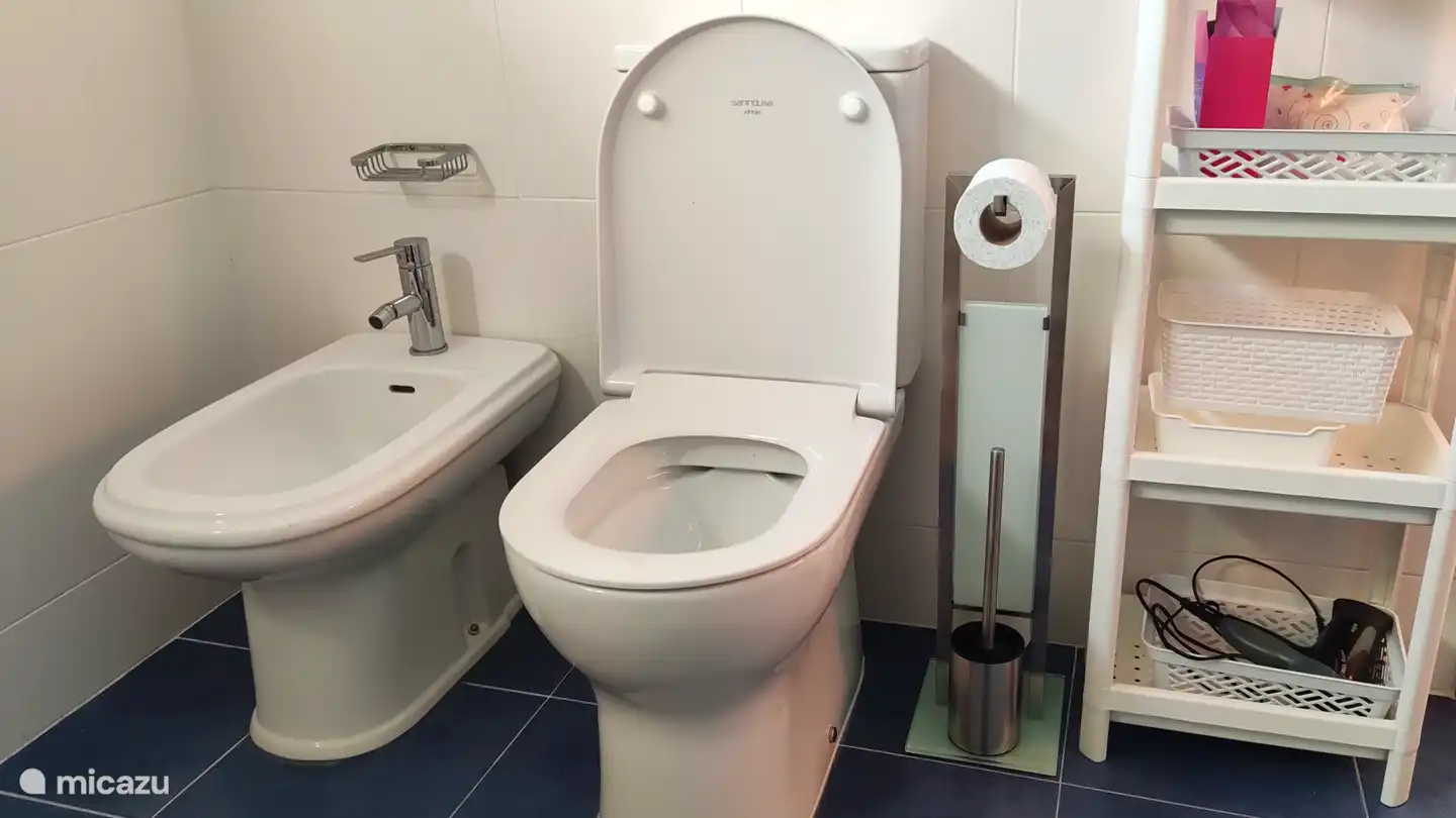 Komplett ausgestattete Toilette / Badezimmer für sich.