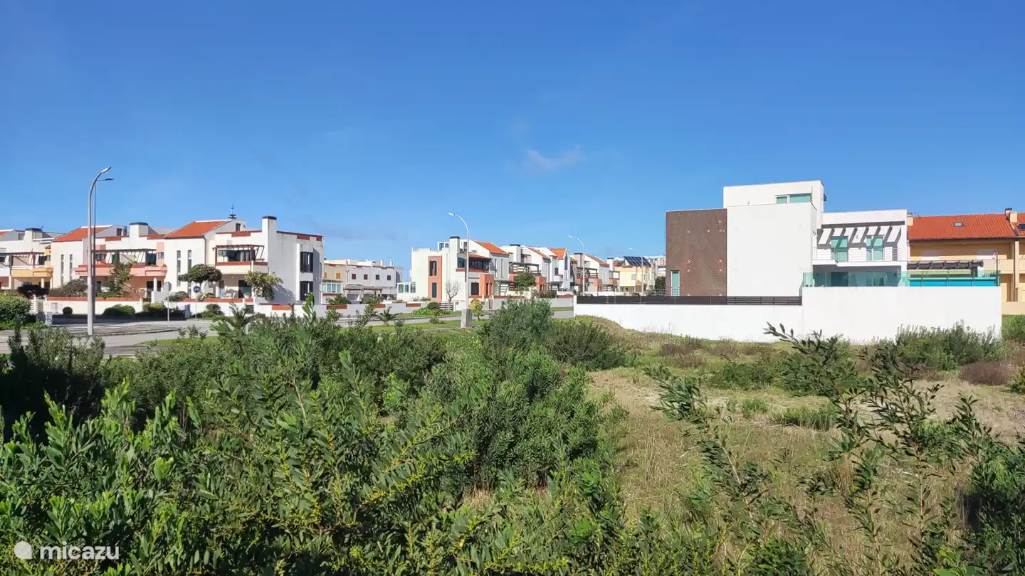 Eine der vielen Straßen in Praia da Vagueira.