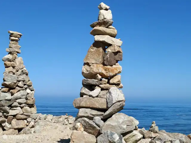 Vista das Dunas huren in Portugal, Costa Verde, Praia da Vagueira - vakantiehuis Het opstapelen van stenen en maken van kunstwerken is een lokale sport.