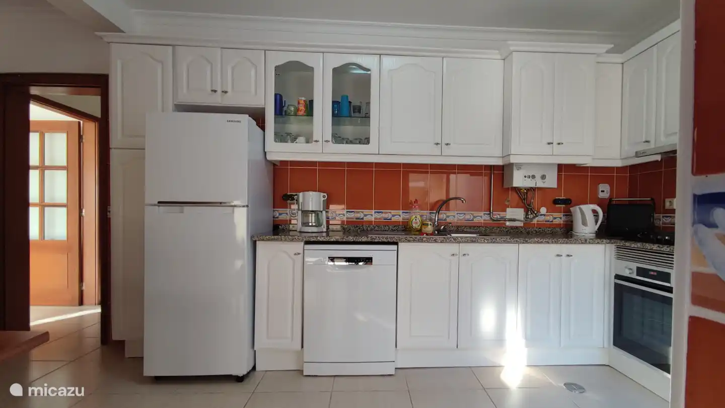 Geschirrspüler und Kühlschrank