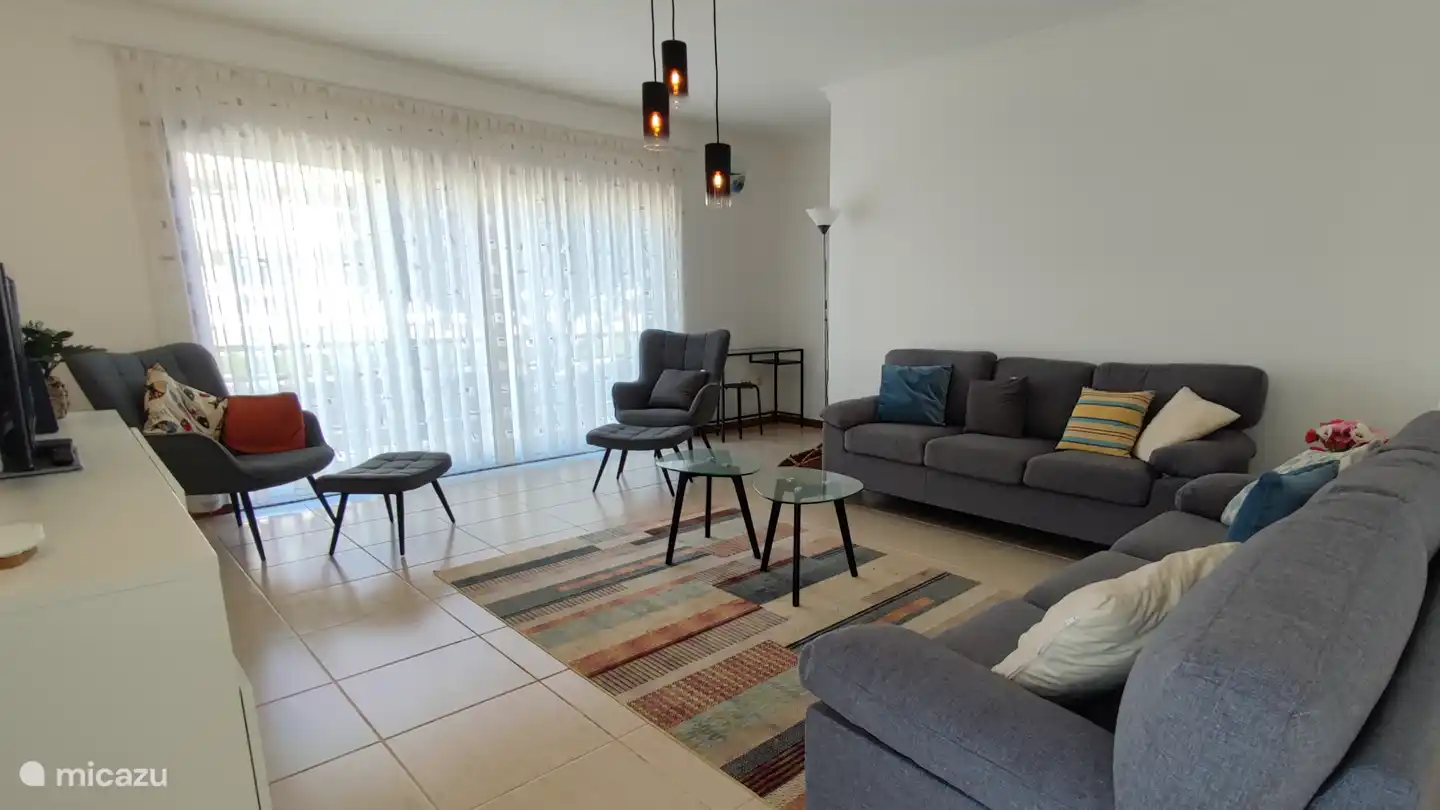 Schönes und geräumiges Sitzen im Wohnzimmer