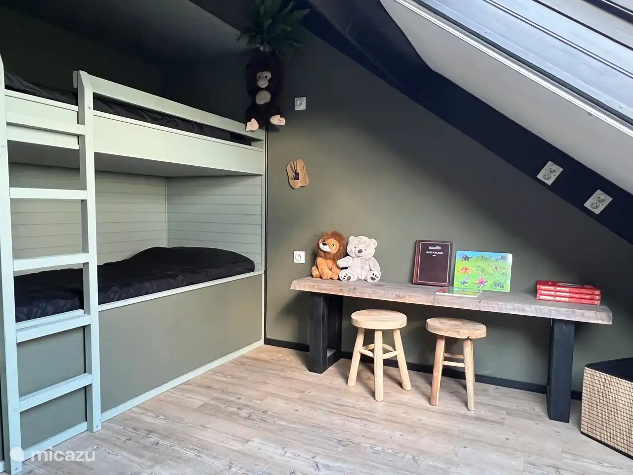 Chambre d'enfants avec lits superposés