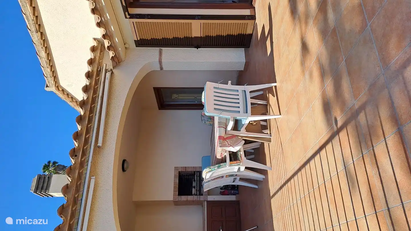 Terrasse im Obergeschoss mit Grill und Tisch im Freien