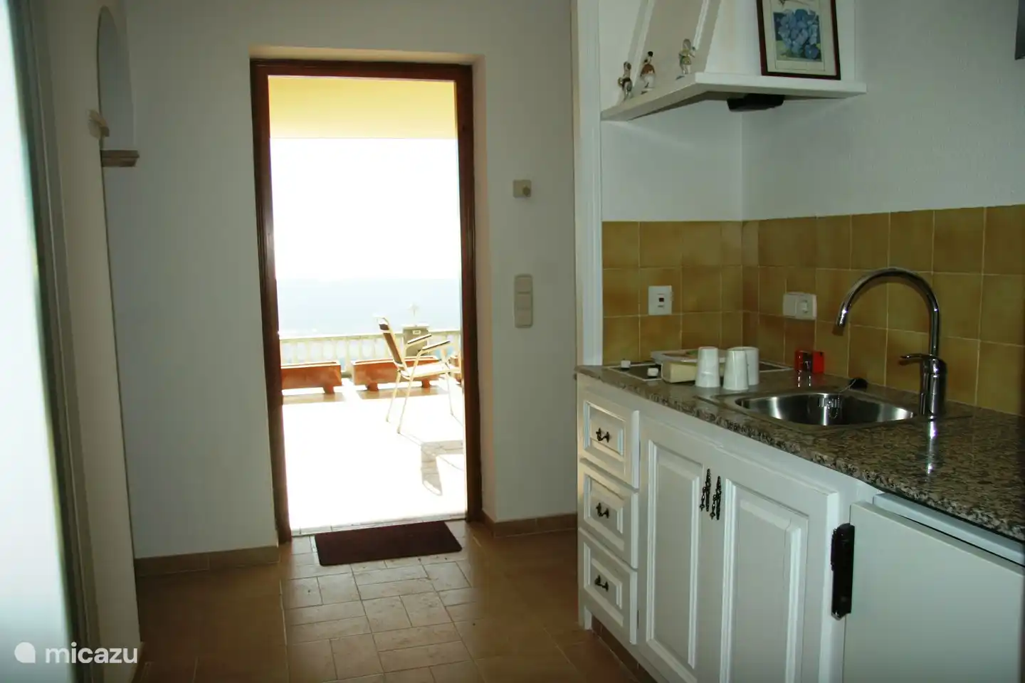 Halle im Erdgeschoss mit Küchenzeile