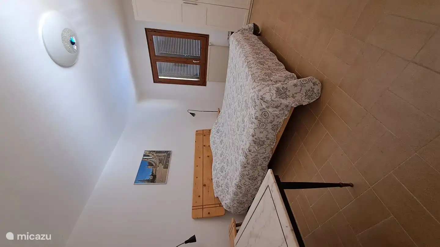 Schlafzimmer II mit Türen zur Terrasse